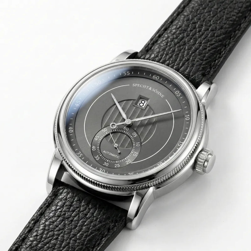 Mostrador preto com acabamento sunburst e discos de hora e minuto em alto contraste - relógio preto masculino elegante